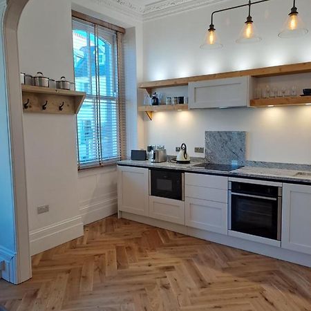 Spinnaker - Self Catering Apartment, Tenby Eksteriør billede