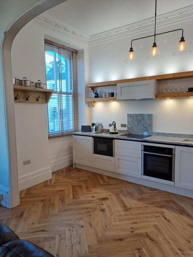 Spinnaker - Self Catering Apartment, Tenby Eksteriør billede
