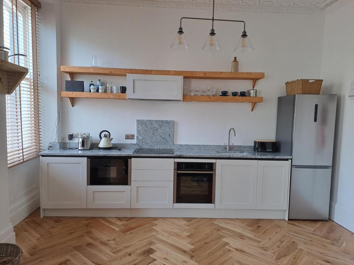 Spinnaker - Self Catering Apartment, Tenby Eksteriør billede