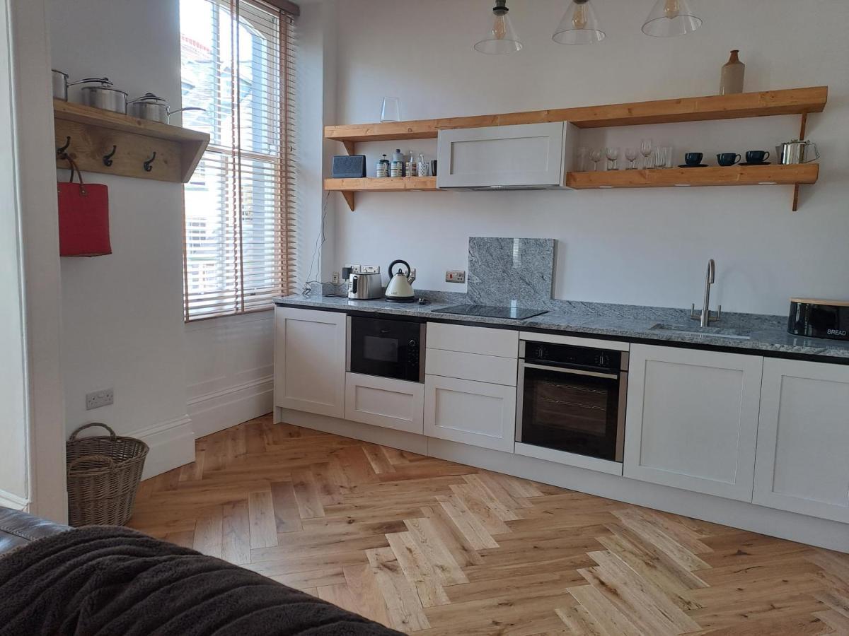 Spinnaker - Self Catering Apartment, Tenby Eksteriør billede