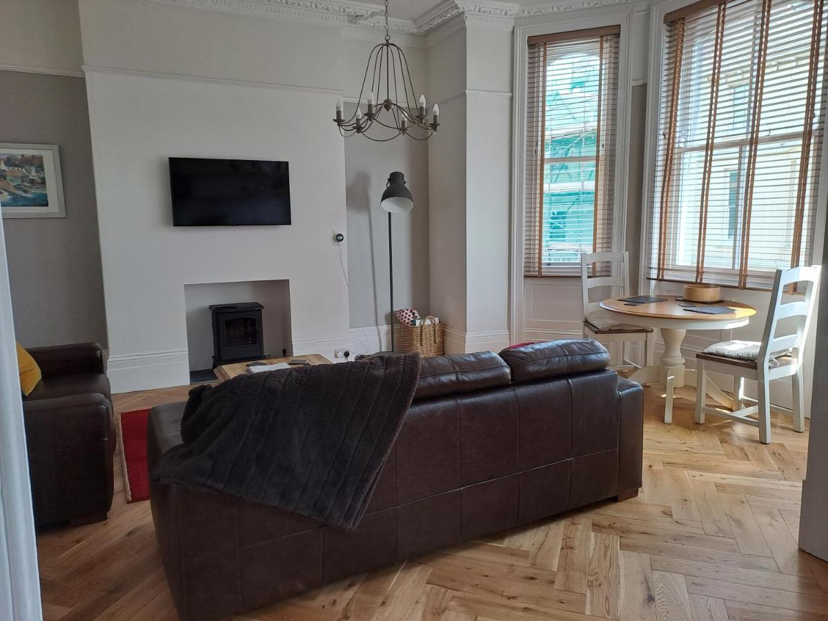 Spinnaker - Self Catering Apartment, Tenby Eksteriør billede